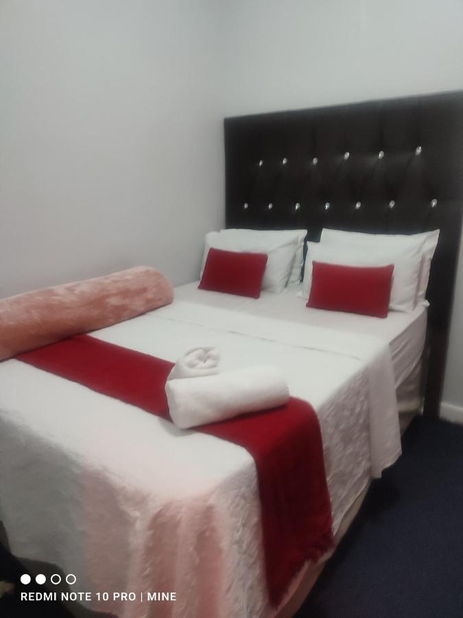 The Croc Guest House Springs  Bagian luar foto