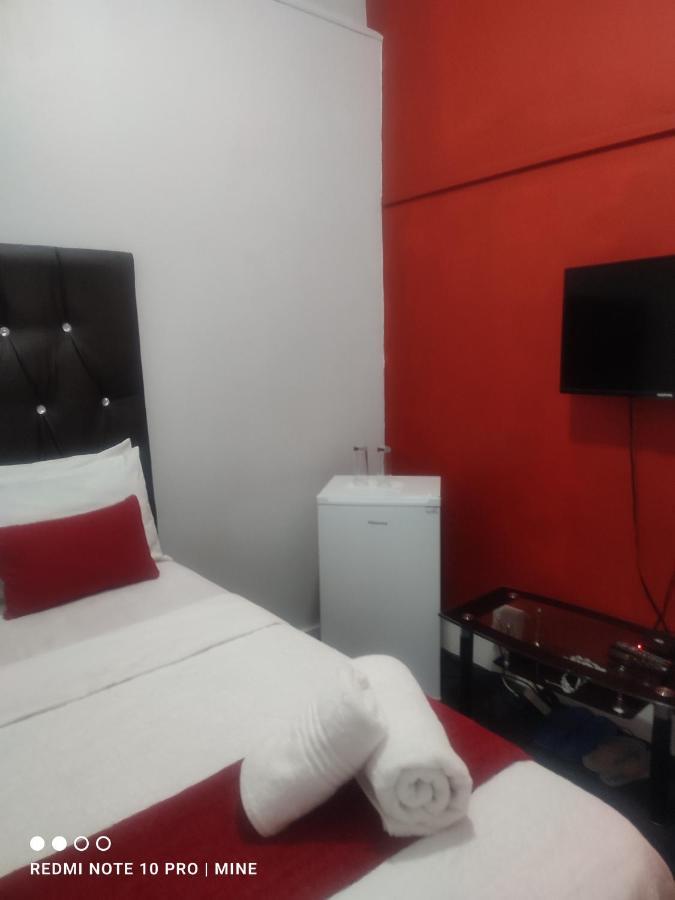 The Croc Guest House Springs  Bagian luar foto