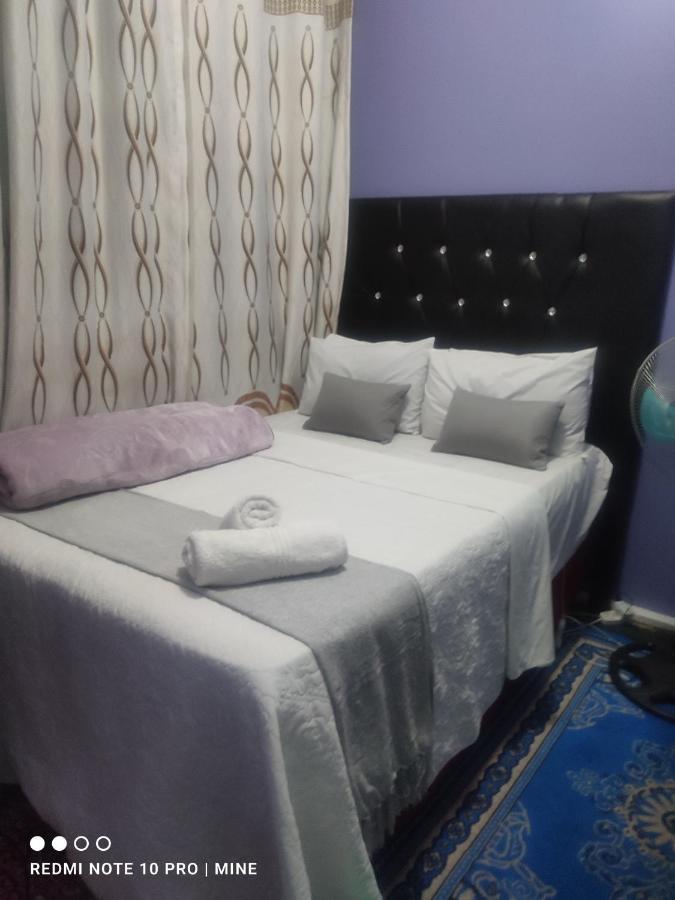 The Croc Guest House Springs  Bagian luar foto