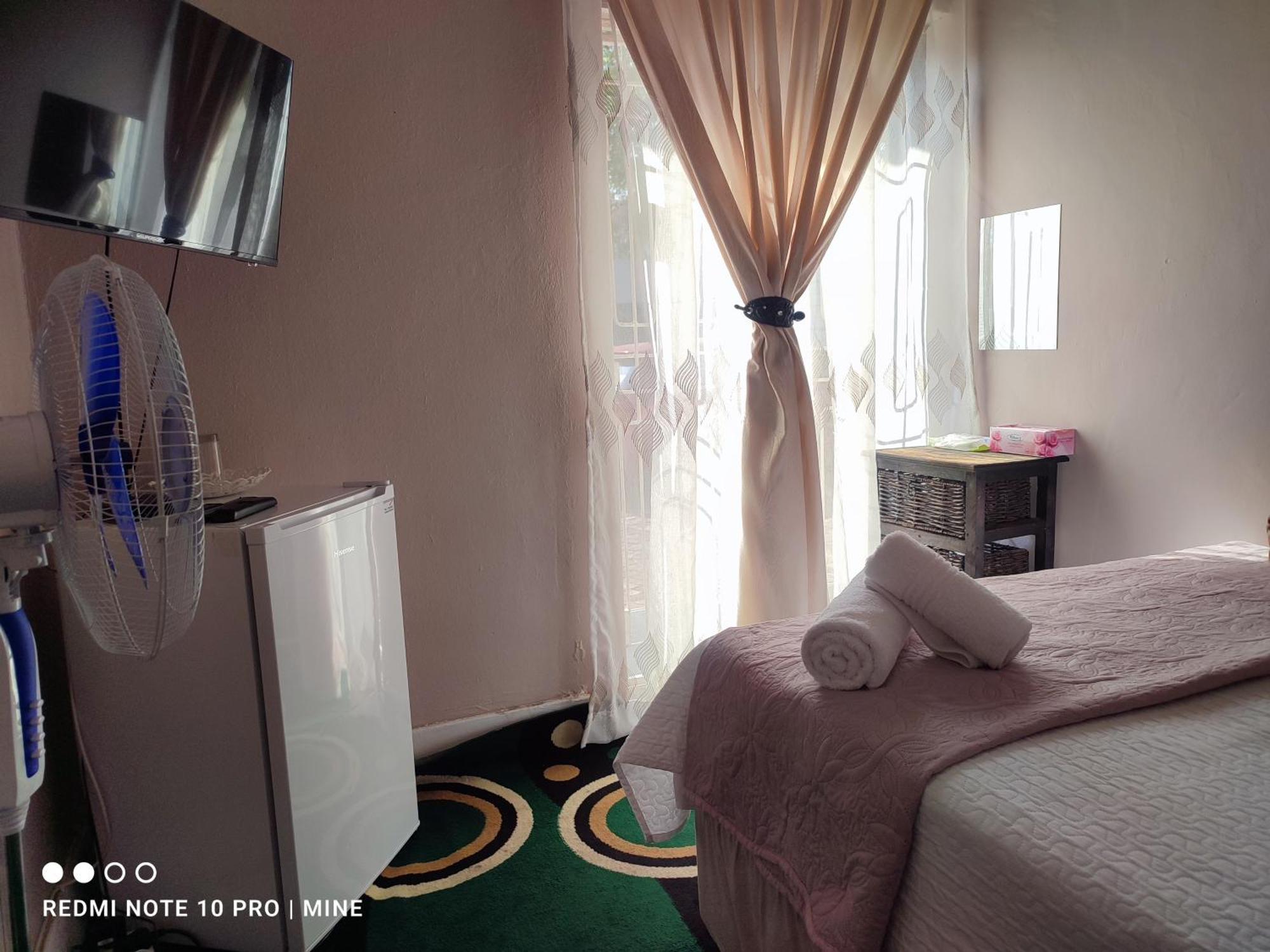 The Croc Guest House Springs  Bagian luar foto
