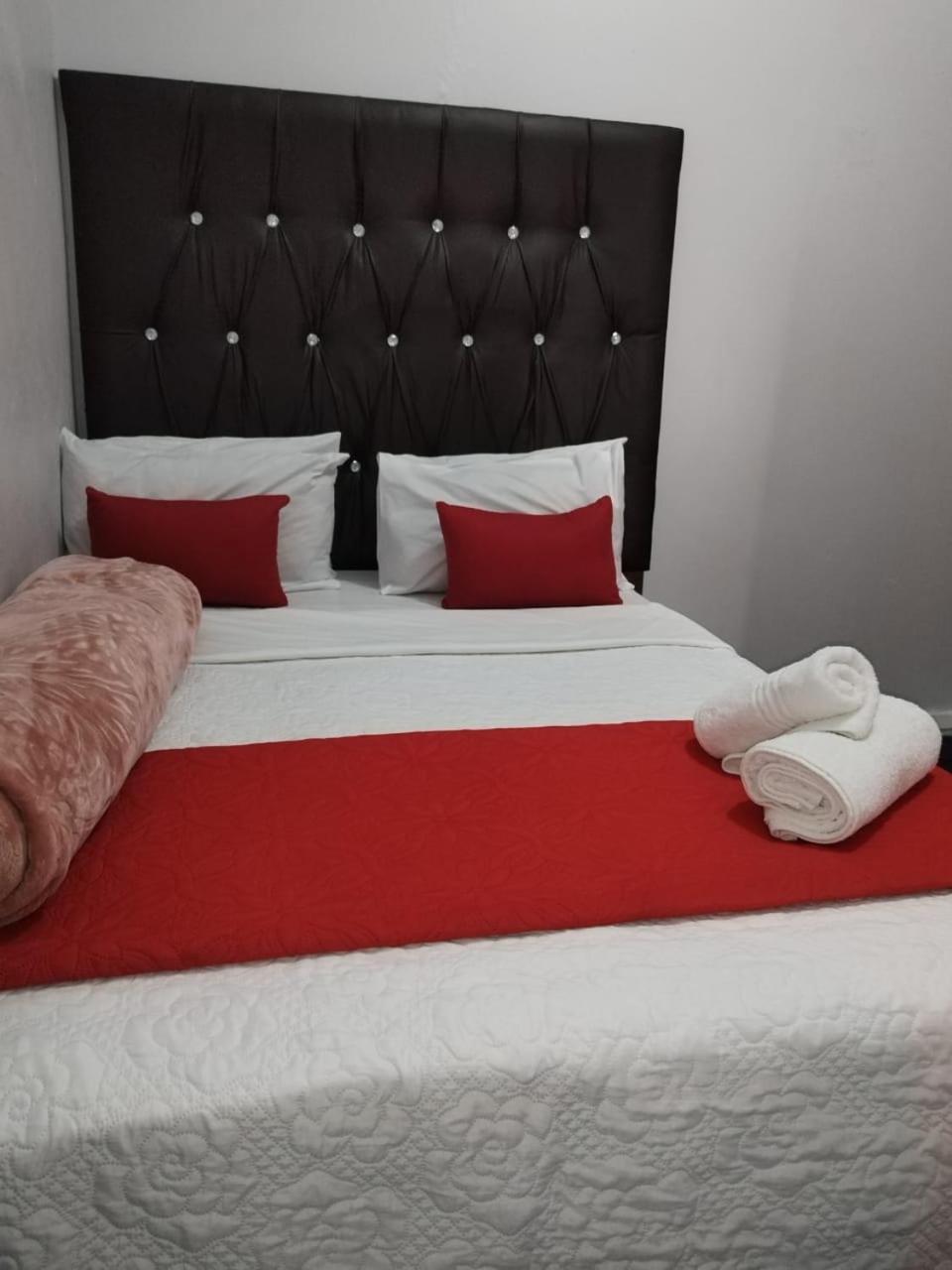 The Croc Guest House Springs  Bagian luar foto