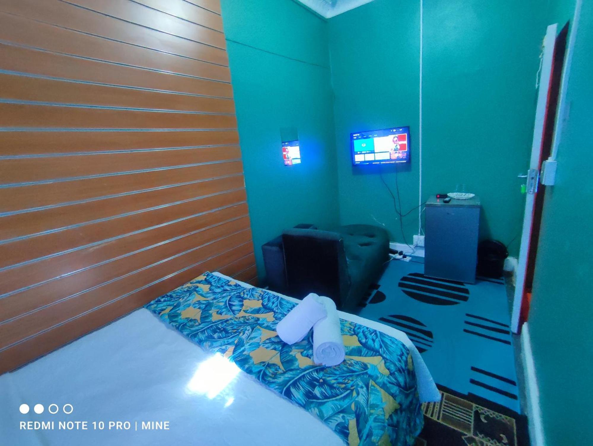 The Croc Guest House Springs  Bagian luar foto