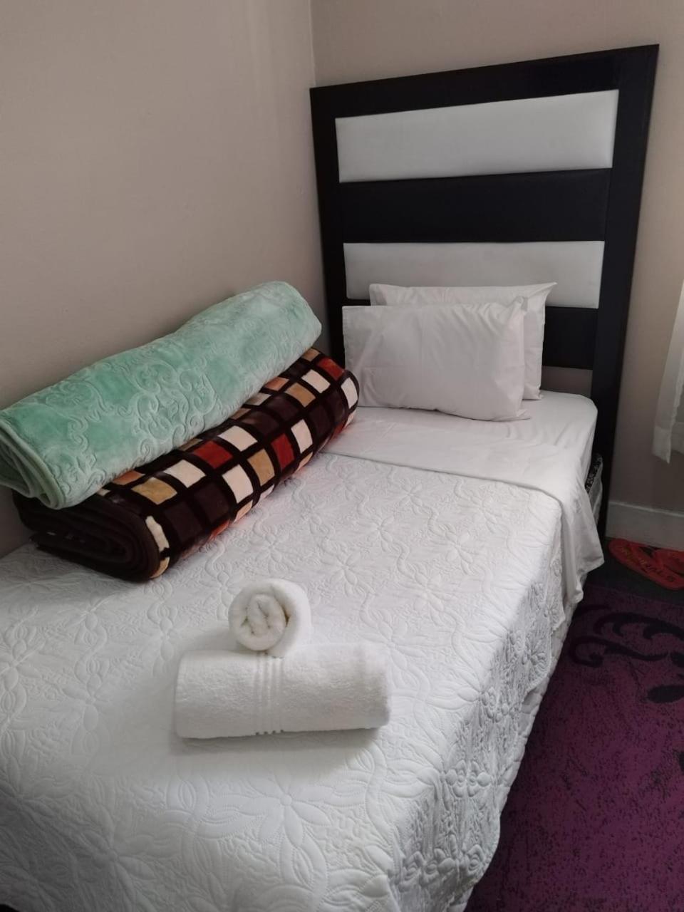 The Croc Guest House Springs  Bagian luar foto