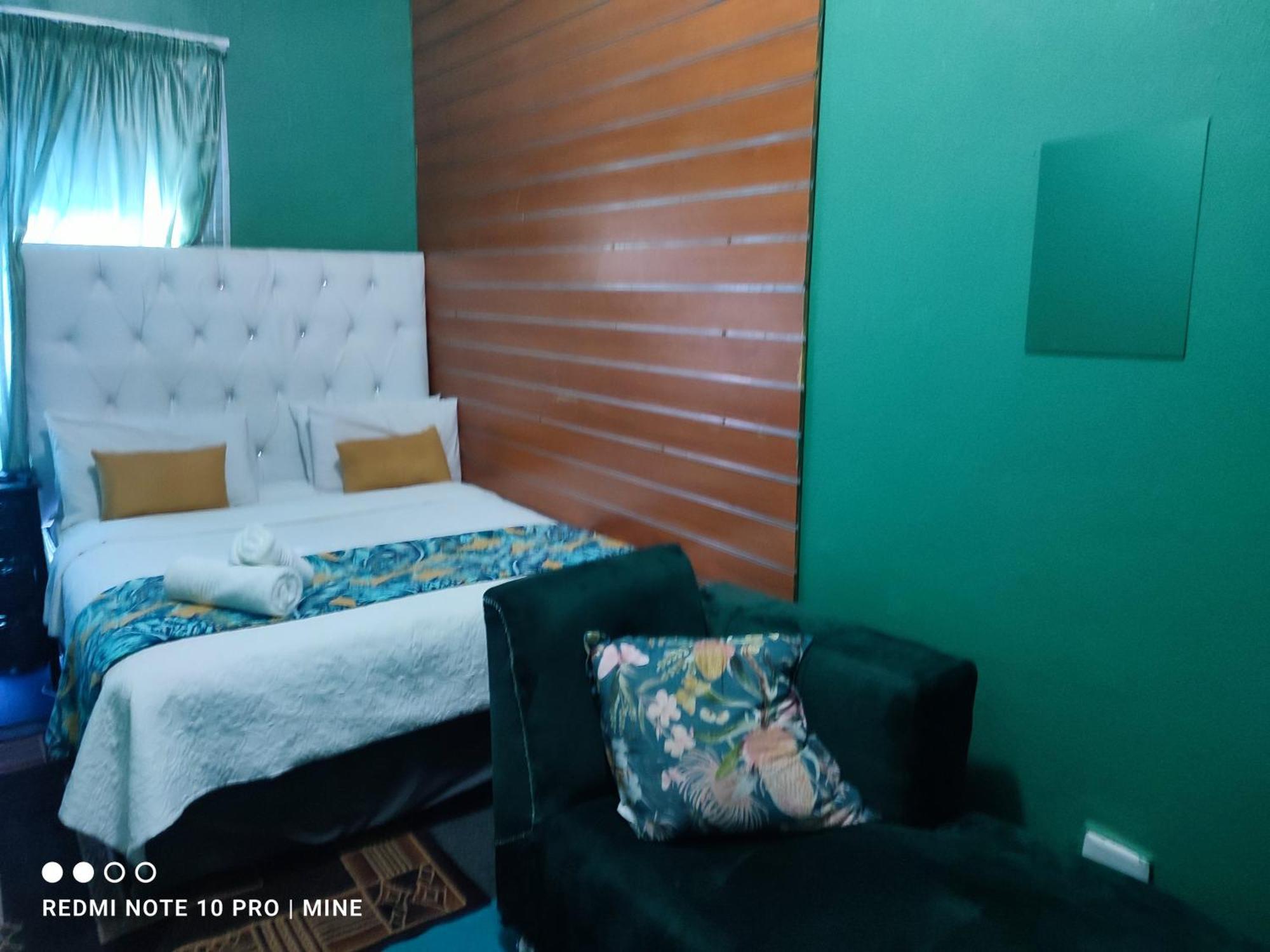 The Croc Guest House Springs  Bagian luar foto