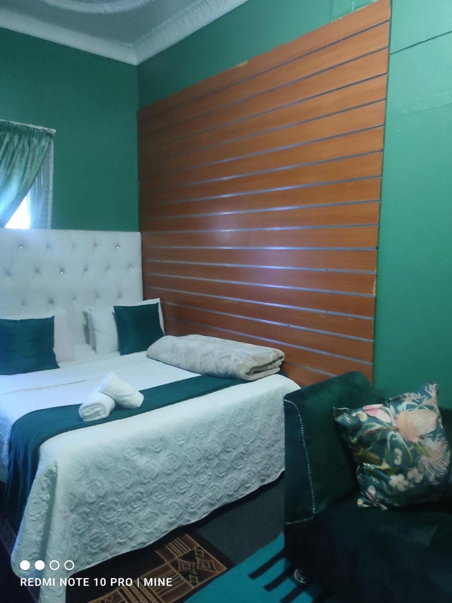 The Croc Guest House Springs  Bagian luar foto