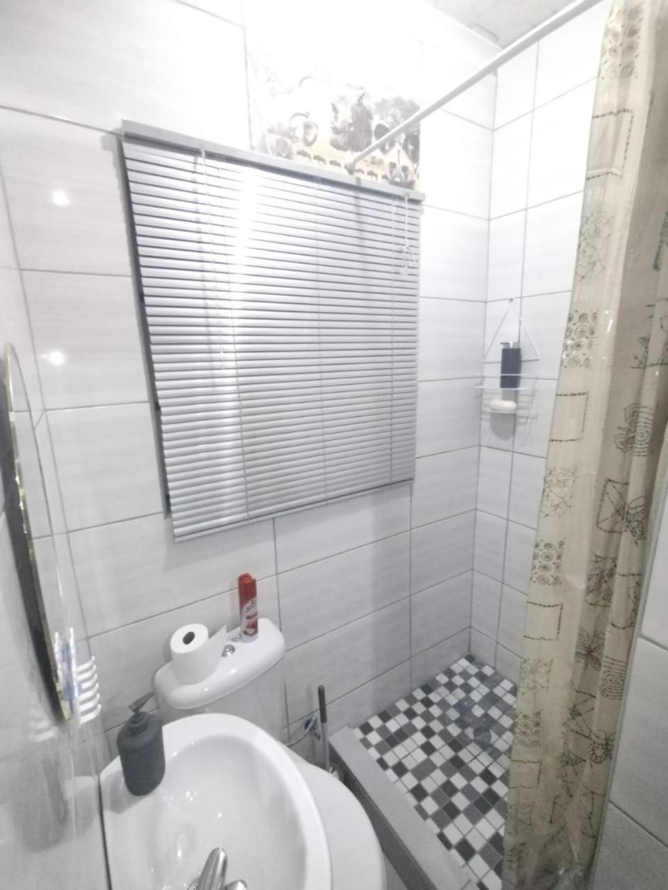The Croc Guest House Springs  Bagian luar foto