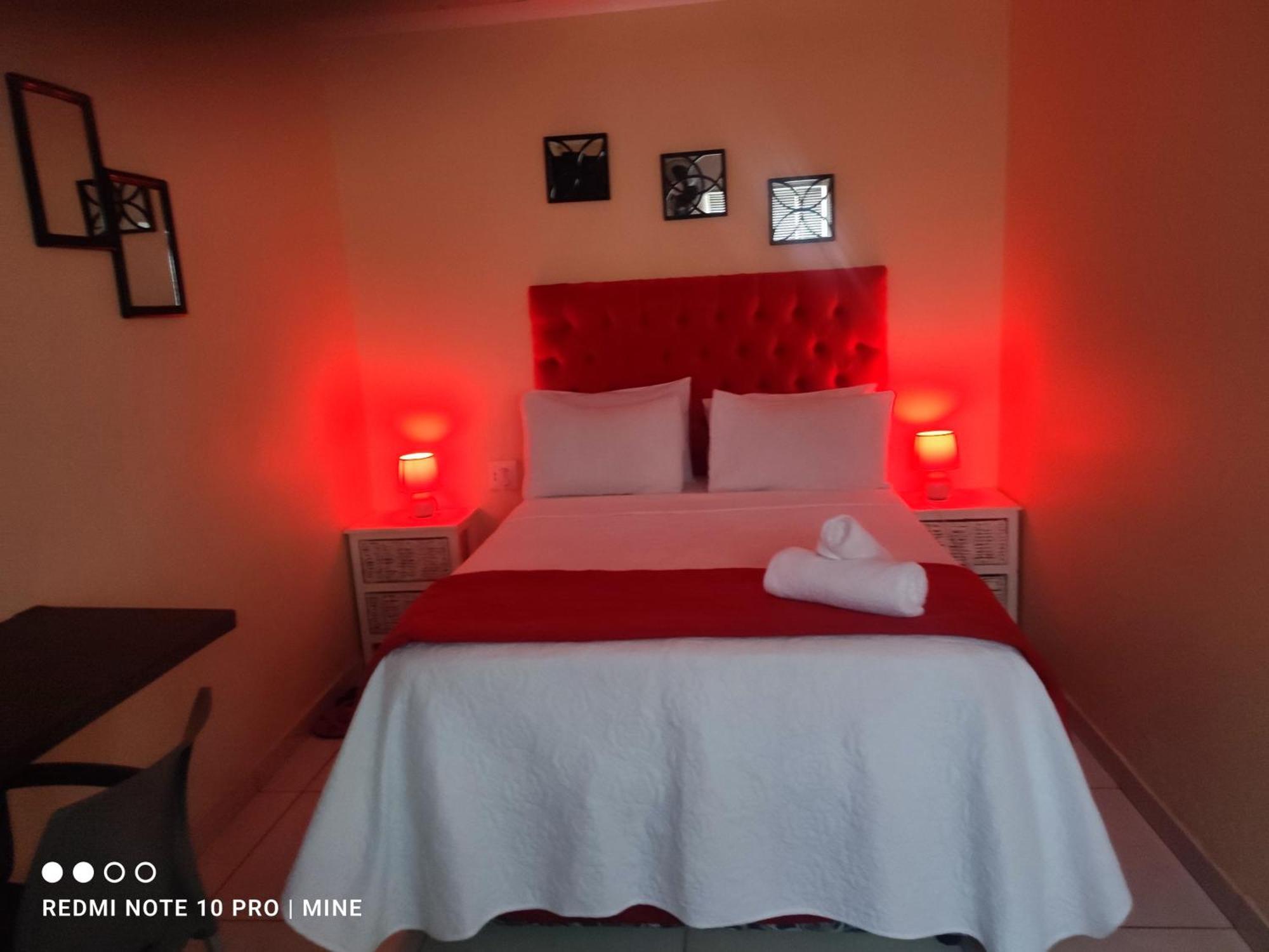 The Croc Guest House Springs  Bagian luar foto